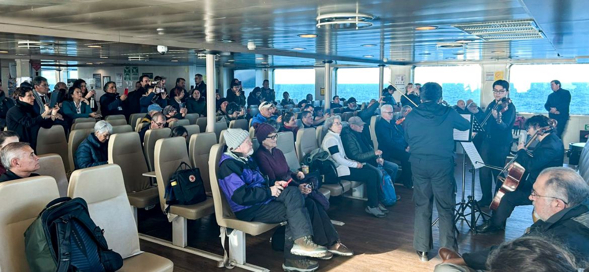 2024-04-12 Trio de Cuerdas en el Ferry (1)